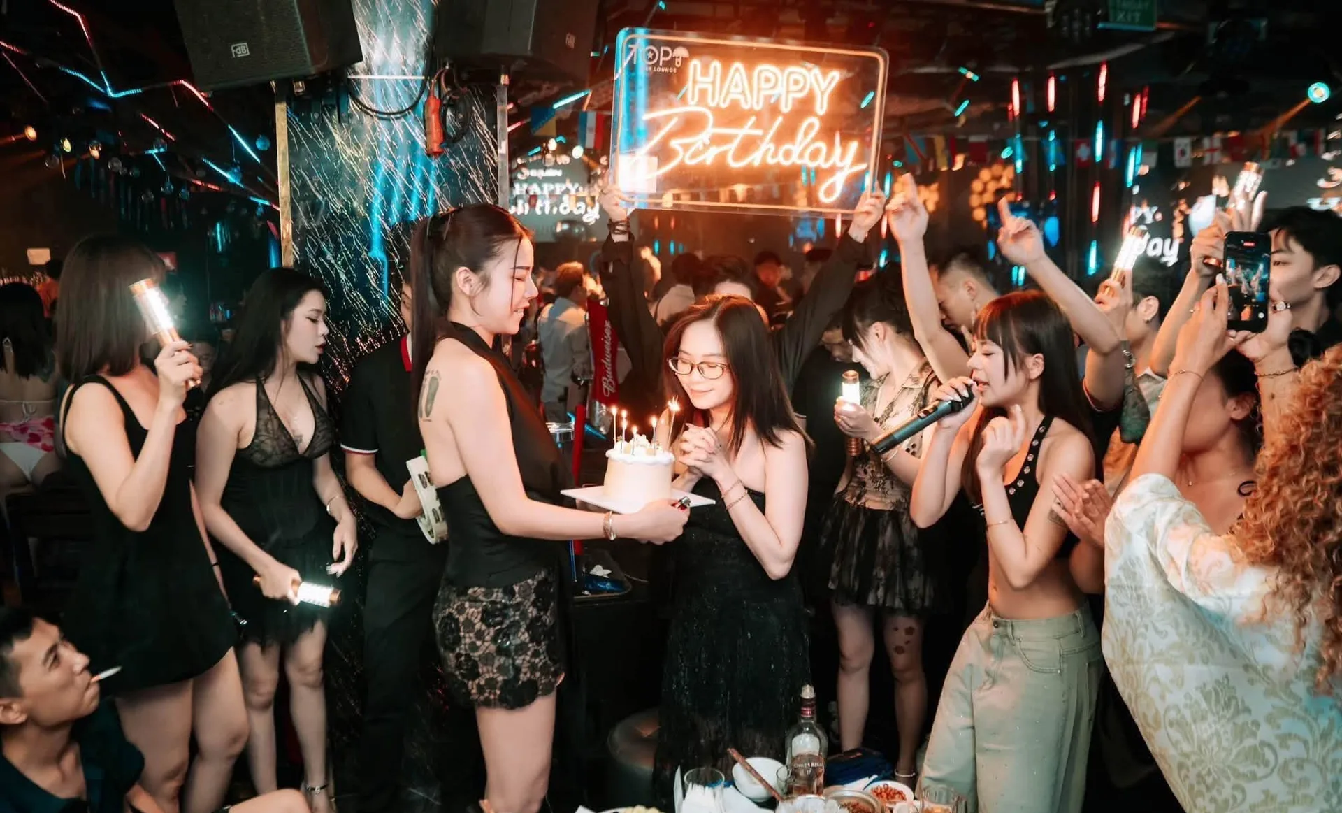 Thổi nến bánh sinh nhật giữa que phát sáng tại TOP.U Hà Nội