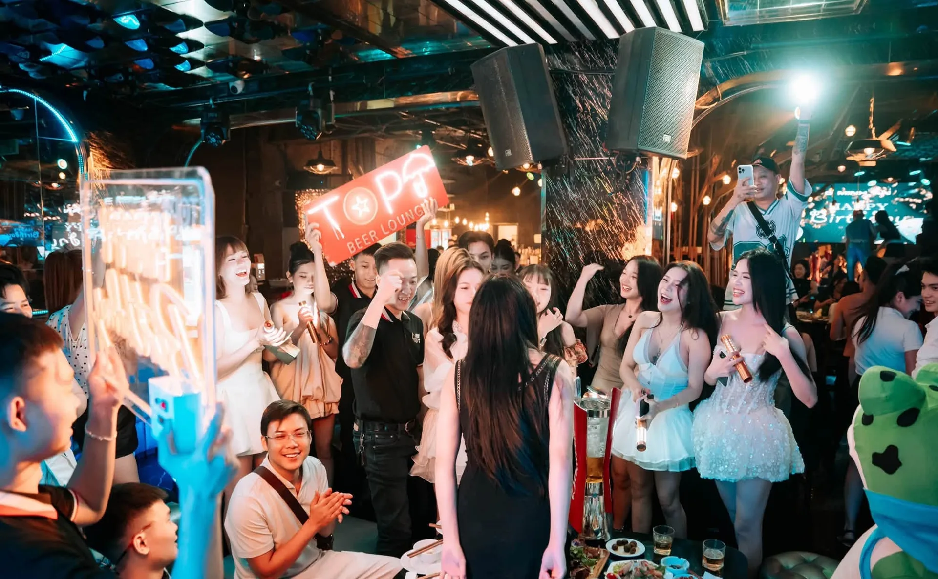 Biển TOP.U được giơ cao giữa bữa tiệc