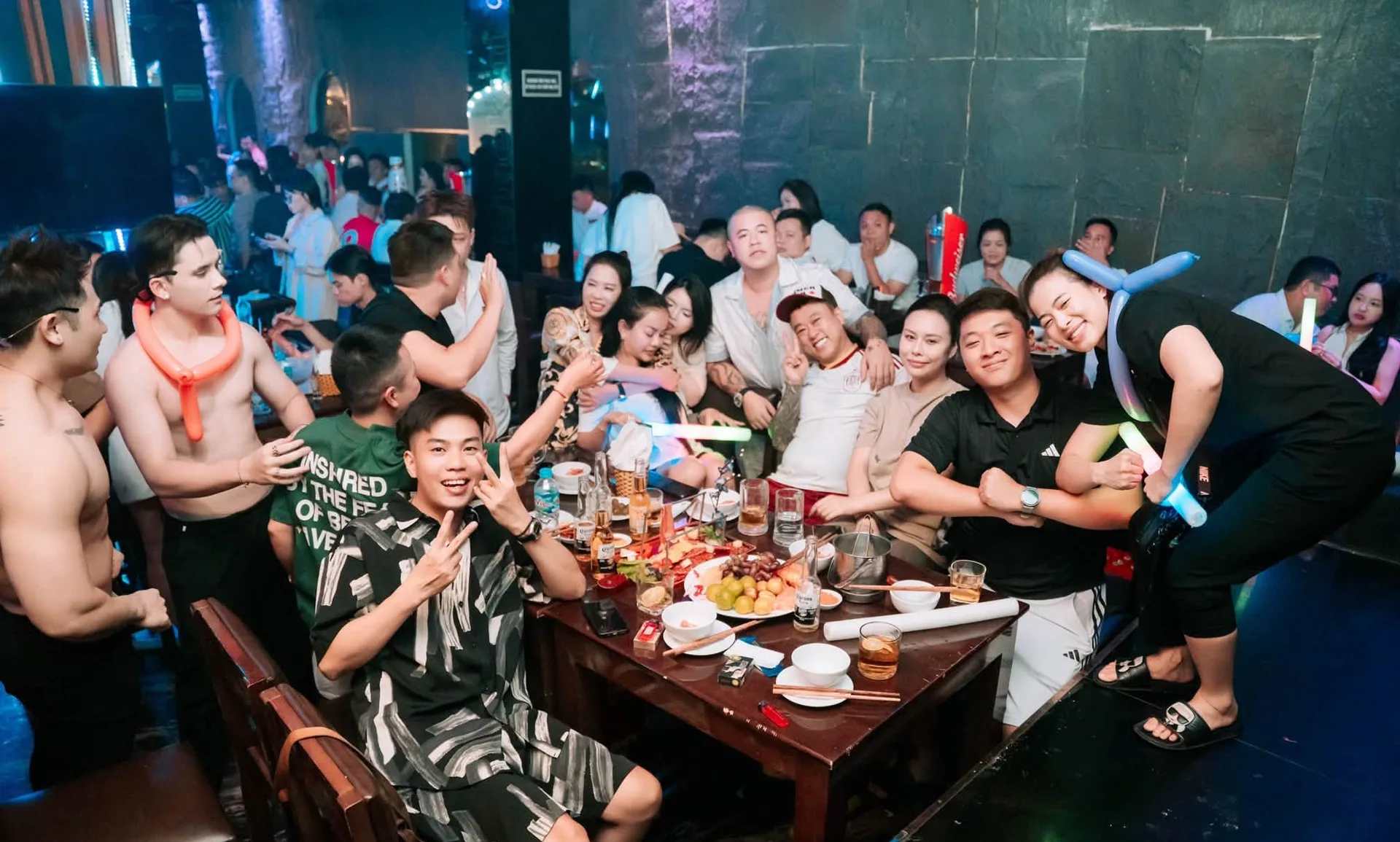 Hội bạn tạo dáng chụp ảnh bên bàn tiệc tại TOP.U