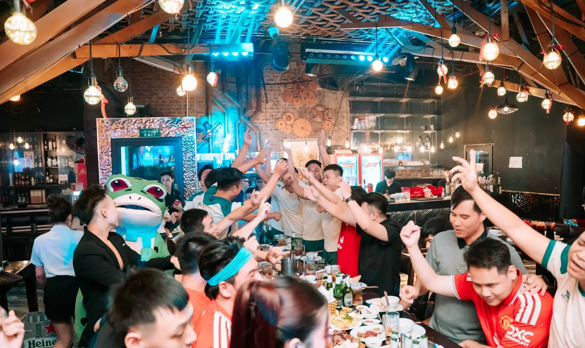 Kèo gỗ treo bóng đèn dây tóc và hội bạn cổ vũ tại TOP.U Hà Nội