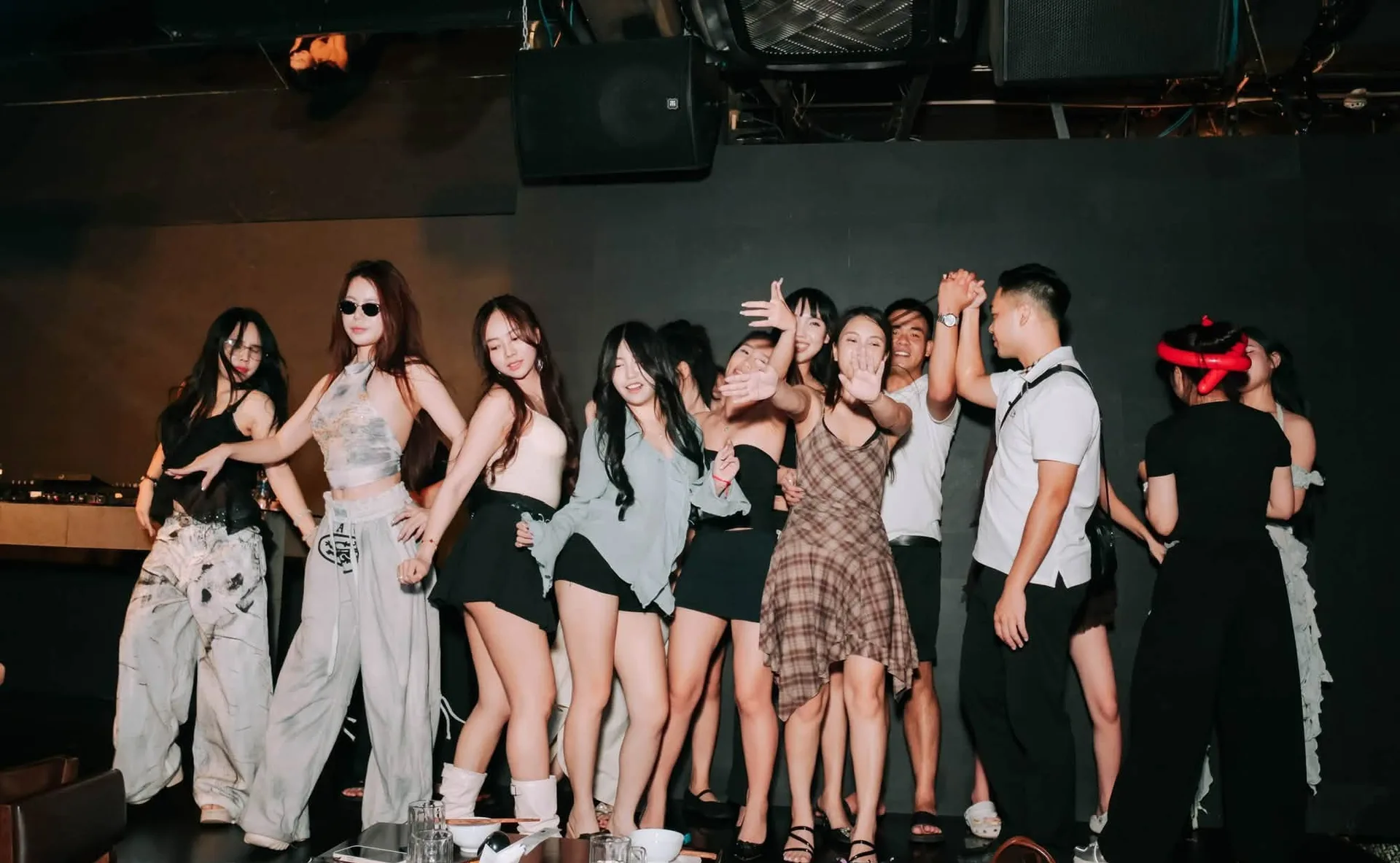 Nhóm bạn nhảy cùng nhau trên sân khấu tại TOP.U Hà Nội