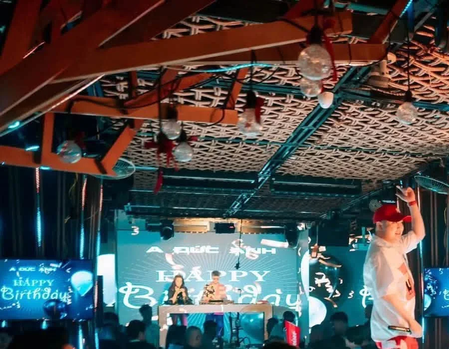 TOP.U Hà Nội — MC trên sàn LED, bàn DJ và màn hình chúc mừng sinh nhật